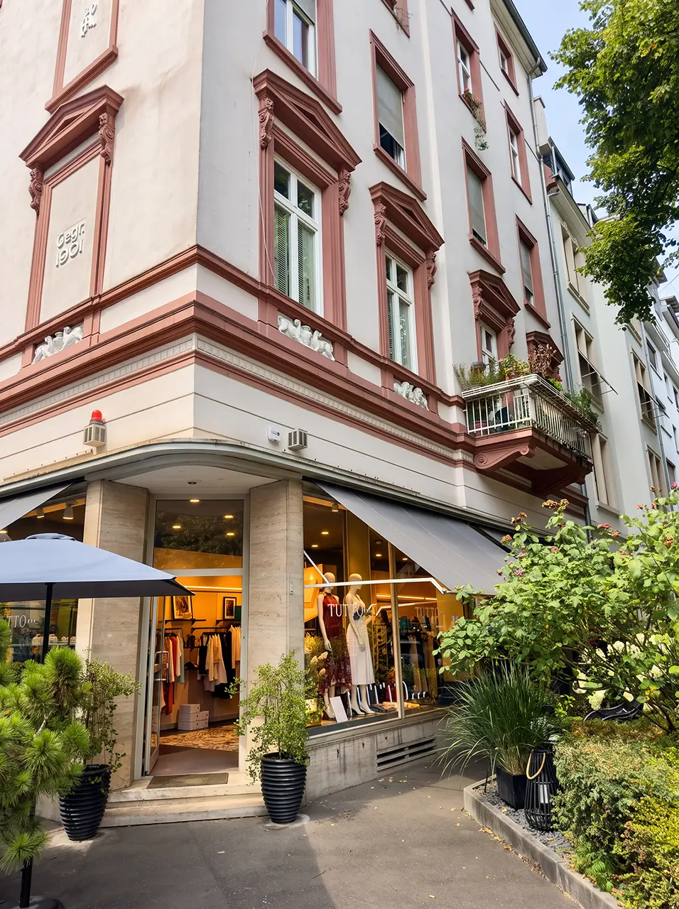 Schaufenster und Eingang von TUTTO Frankfurt in der Kronberger Stra&szlig;e